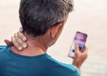 ¿Qué es el síndrome de “cuello de texto” y cómo se relaciona con el uso prolongado del celular?