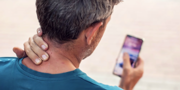 ¿Qué es el síndrome de “cuello de texto” y cómo se relaciona con el uso prolongado del celular?