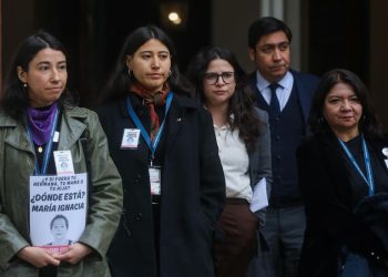 “Es una amenaza para la democracia”: Hijas de concejala de Villa Alegre se manifiestan en La Moneda