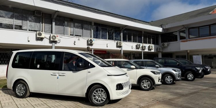 Municipalidad de Parral incorpora cinco nuevos vehículos a su flota para fortalecer servicios comunitarios