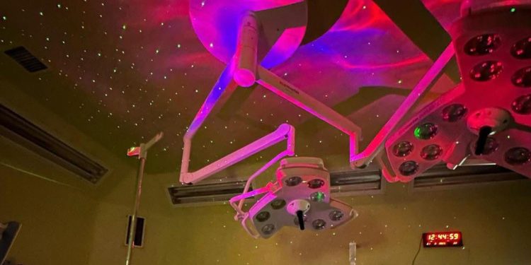 “Jugar para Calmar”: Humanizando el Quirófano Infantil en el Hospital de Parral