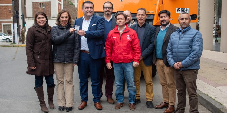 Gobernador Álvarez-Salamanca hizo entrega de camión tolva al municipio de Maule