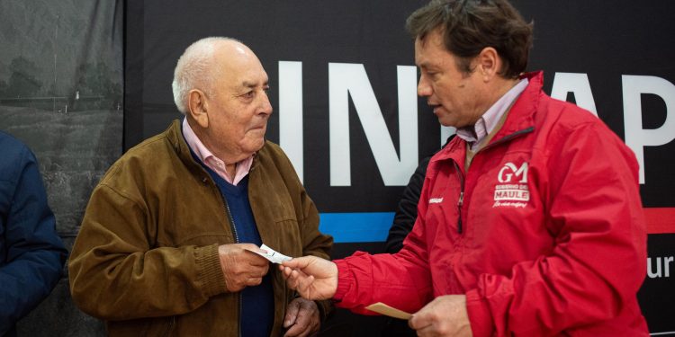GORE Maule e INDAP entregan incentivos a agricultores de Teno y Romeral