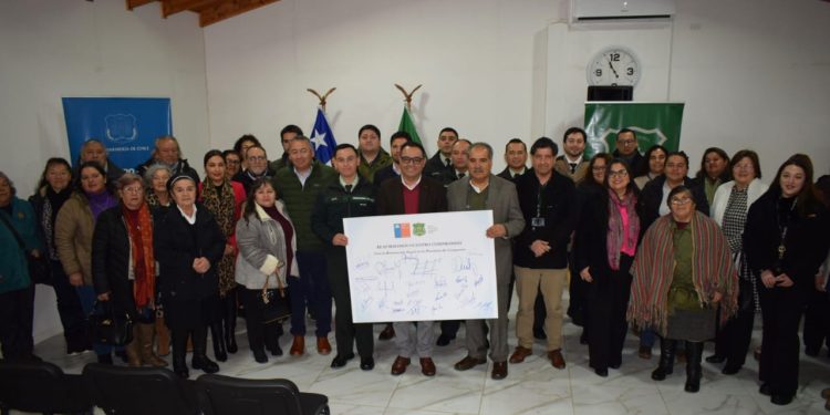 Entidades público-privadas y organizaciones comunitarias de Cauquenes reafirman su compromiso con la reinserción social