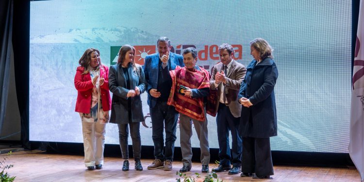 ¡Con Don Francisco entre los homenajeados!: Gobierno del Maule conmemoró el Día de la Región en Yerbas Buenas