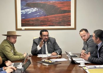 Apoderados y Alcalde se reunieron con Ministro para plantear problemas de escuela La Higuerilla de Sagrada Familia 