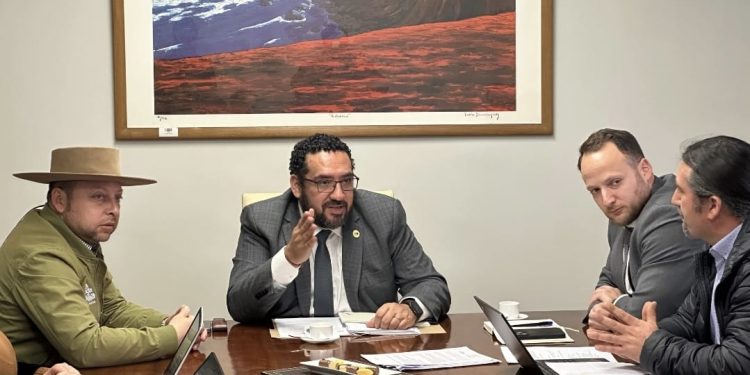 Apoderados y Alcalde se reunieron con Ministro para plantear problemas de escuela La Higuerilla de Sagrada Familia 