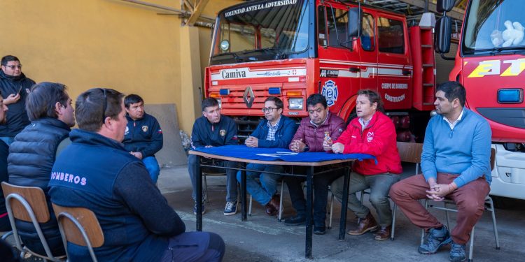 Reafirman compromiso para construir cuartel definitivo de Bomberos en Constitución