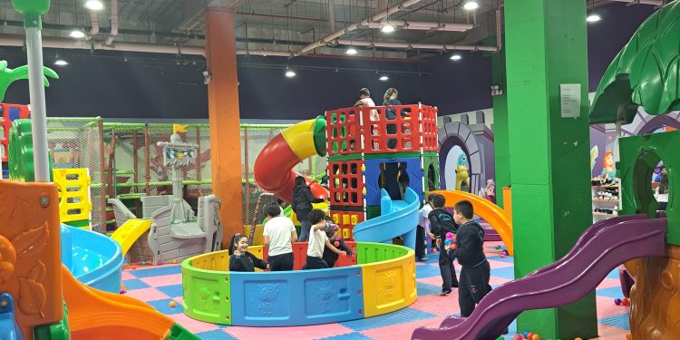 Rotary Club Talca regalonea a más de 400 niños en su mes