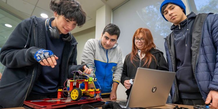 Escolares del Maule participaron en Taller de Robótica de la UTalca