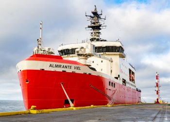 Armada de Chile retoma operaciones de invierno en la Antártica tras ocho años