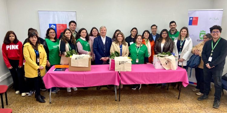 Efectuando entregas gratuitas de alimentos el FOSIS conmemoró el Día de la Solidaridad