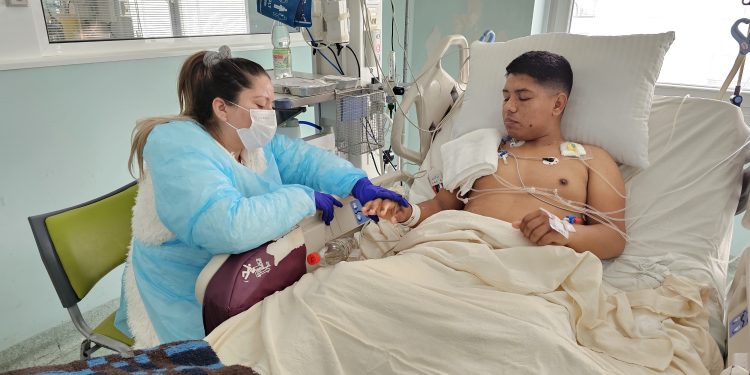 Exitoso trasplante renal entre madre e hijo en Hospital Regional de Talca