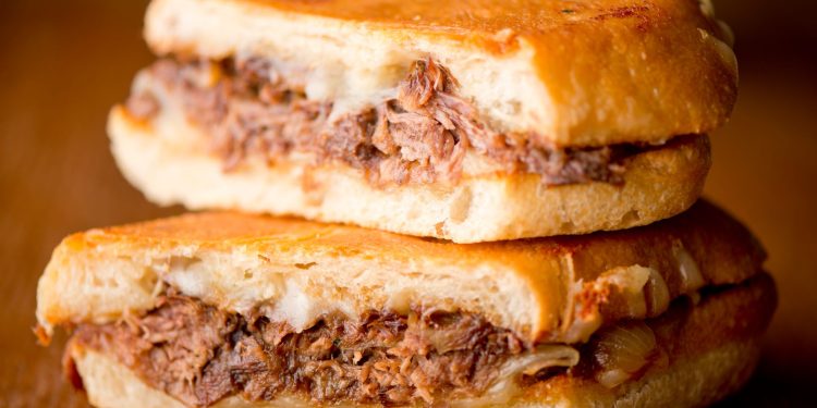 Chile celebra al lomito, el ícono que reúne a amigos y familias