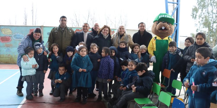 CONAF y escuela de San Clemente desarrollan jornada de arborización con identidad local