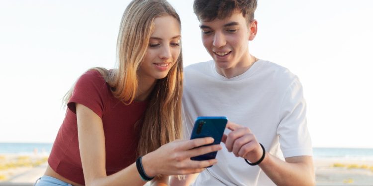 La tecnología impulsa nuevas formas de violencia en el pololeo adolescente