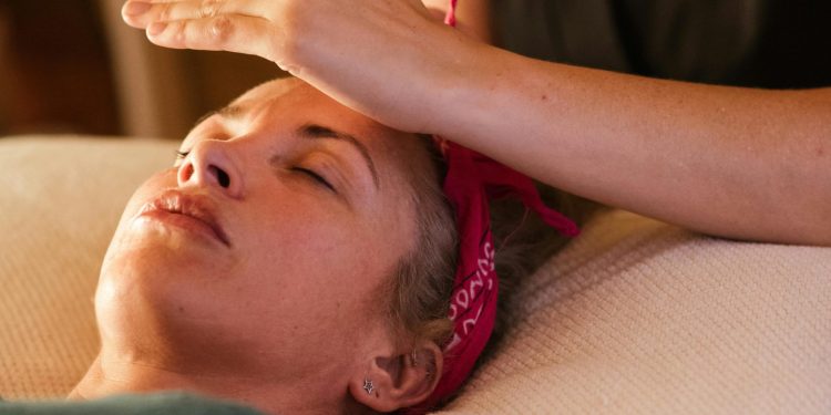 Reiki: beneficios, límites y precauciones desde la mirada psicológica