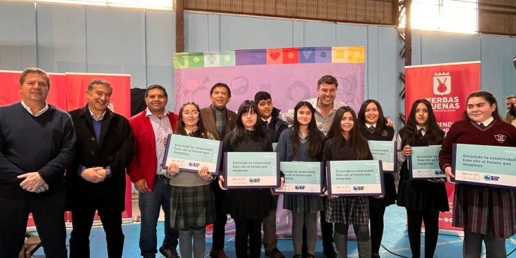 Estudiantes de Yerbas Buenas recibieron Becas Tic de JUNAEB