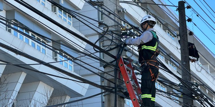 Diputado Jorge Guzmán y concejal Cristofer Moller valoran inicio del retiro de cables en desuso en Talca