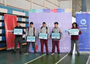 Becas TIC: Más de 1.800 estudiantes de la comuna de Talca recibieron un computador y conexión a internet 