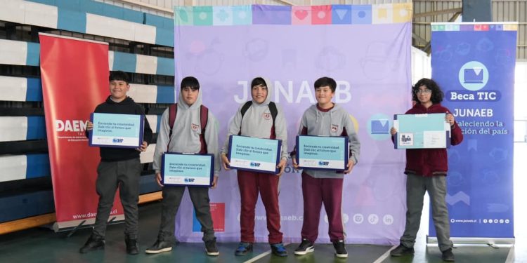 Becas TIC: Más de 1.800 estudiantes de la comuna de Talca recibieron un computador y conexión a internet 