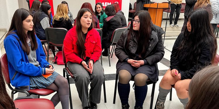“Speed Dating por la Ciencia y la Equidad” acercó a escolares a la ciencia en Talca