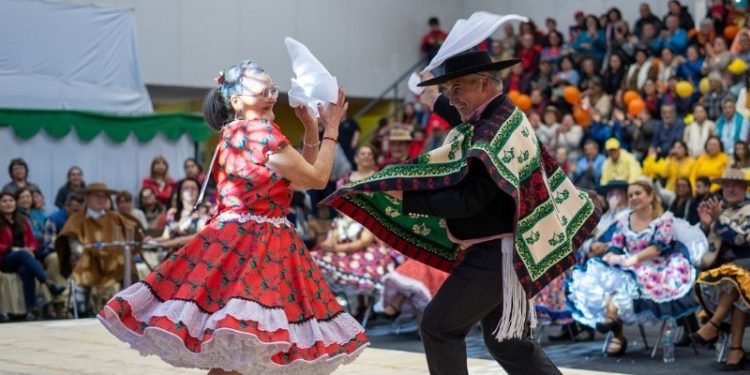 Pareja de Cauquenes gana el Campeonato Regional de Cueca del Adulto Mayor 2025 efectuado en Teno