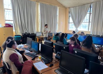Mujeres Jefas de Hogar de Colbún y Yerbas Buenas refuerzan sus habilidades en Alfabetización Digital