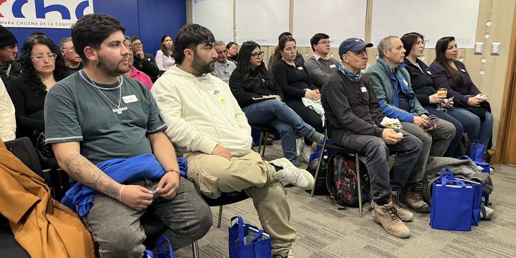 Trabajadores del Maule protagonizan el primer “Diálogos de Obra” en Talca