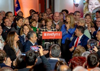 Evelyn Matthei presenta nueva etapa de campaña bajo el lema “Chile, un solo equipo”