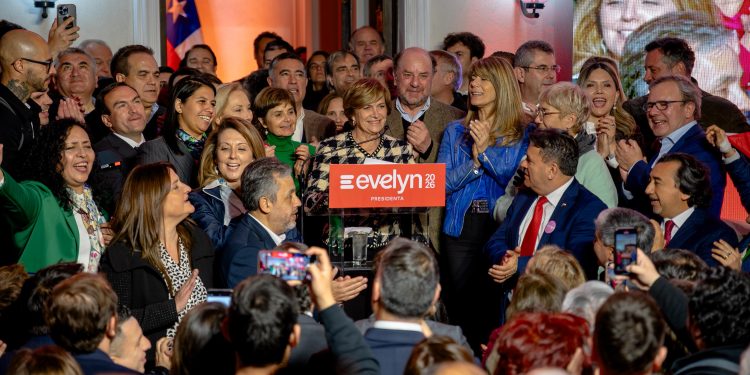 Evelyn Matthei presenta nueva etapa de campaña bajo el lema “Chile, un solo equipo”