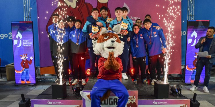 Nadadores maulinos obtienen siete medallas y dos pasajes a Sudamericano escolar