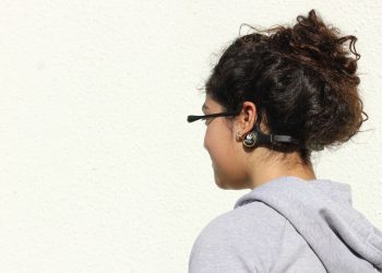 Talquina crea tecnología que imita a delfines y murciélagos y gana premio internacional por apoyar autonomía de personas ciegas