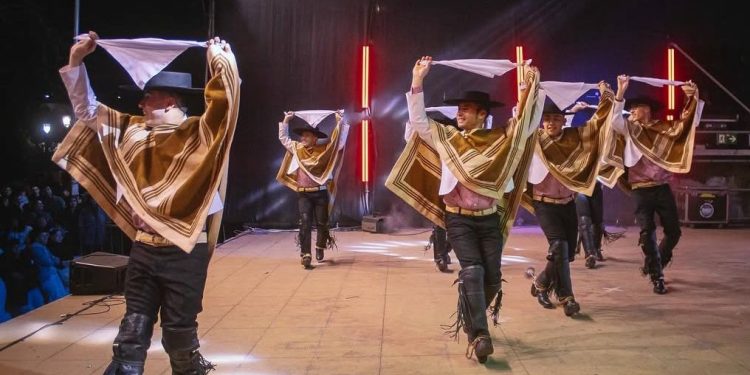 Curicó vive la previa a Fiestas Patrias con encuentro de Artesanía y Folclor gratuito