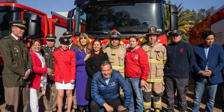 Gobierno del Maule entrega carros bomba y camionetas para fortalecer la red de emergencia en siete comunas