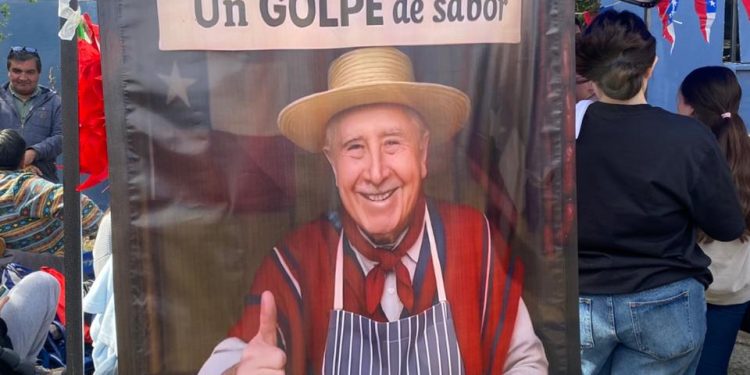 Polémica en Talca por instalación de lienzo con imagen de Pinochet en fonda escolar