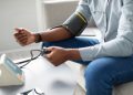 Consejos de nutricionista para evitar que jóvenes se vean afectados por la hipertensión