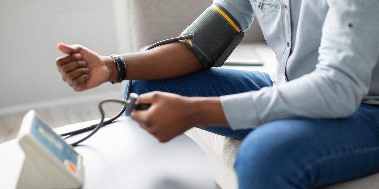 Consejos de nutricionista para evitar que jóvenes se vean afectados por la hipertensión
