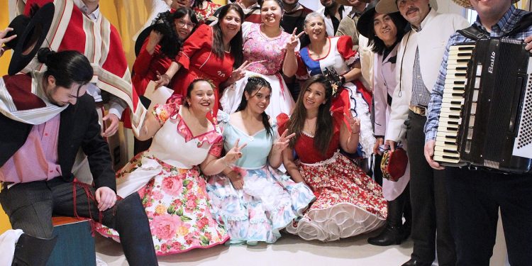 “Sanar con zapateos”: cueca en las salas de hospitalización del Hospital de Curicó