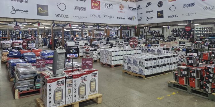 Marcas internacionales a precios de liquidación: Abren venta para emprendedores de todo Chile