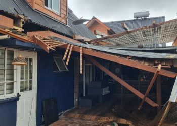 Más de 80 casas afectadas por vientos huracanados en Linares