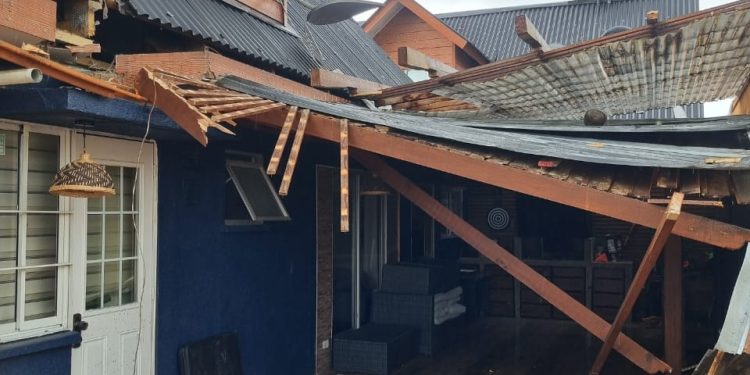 Más de 80 casas afectadas por vientos huracanados en Linares