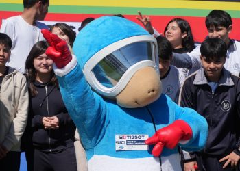 La mascota Armin se presentó en Curicó y activa la cuenta regresiva del Mundial de Ciclismo de Pista Tissot UCI 2025