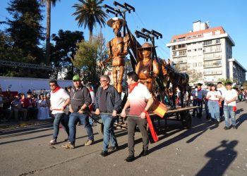 Fiesta de la Primavera: Miles de personas disfrutaron y participaron de carros alegóricos y comparsas