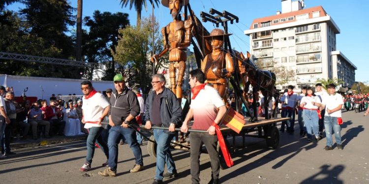 Fiesta de la Primavera: Miles de personas disfrutaron y participaron de carros alegóricos y comparsas