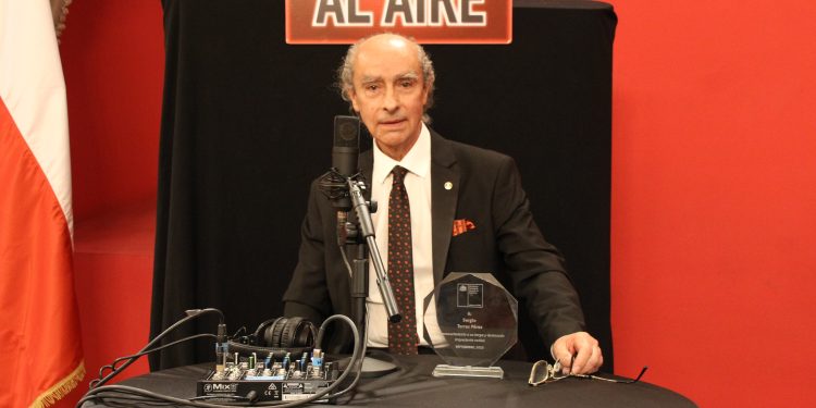Premian a profesional de Radioemisoras de la UTalca por su trayectoria