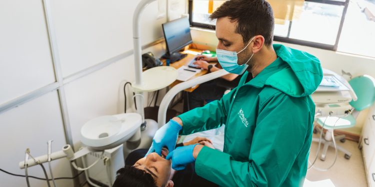 Más de 100 pacientes resolvieron sus problemas dentales en masivo operativo en Linares 