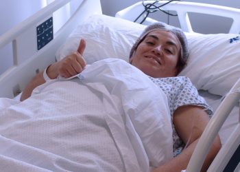 Hospital de Curicó realiza exitoso operativo de prótesis de rodilla en conjunto a la Universidad de Los Andes