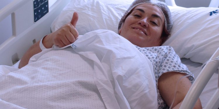Hospital de Curicó realiza exitoso operativo de prótesis de rodilla en conjunto a la Universidad de Los Andes