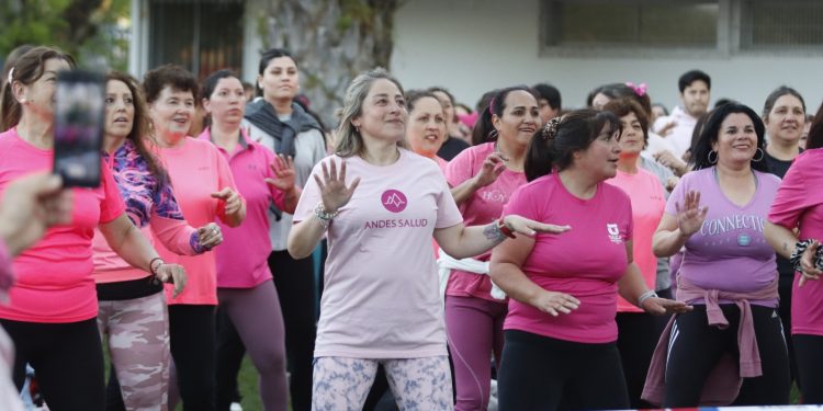 Masivo de zumba para la concientización sobre el cáncer de mama fue todo un éxito en el Maule